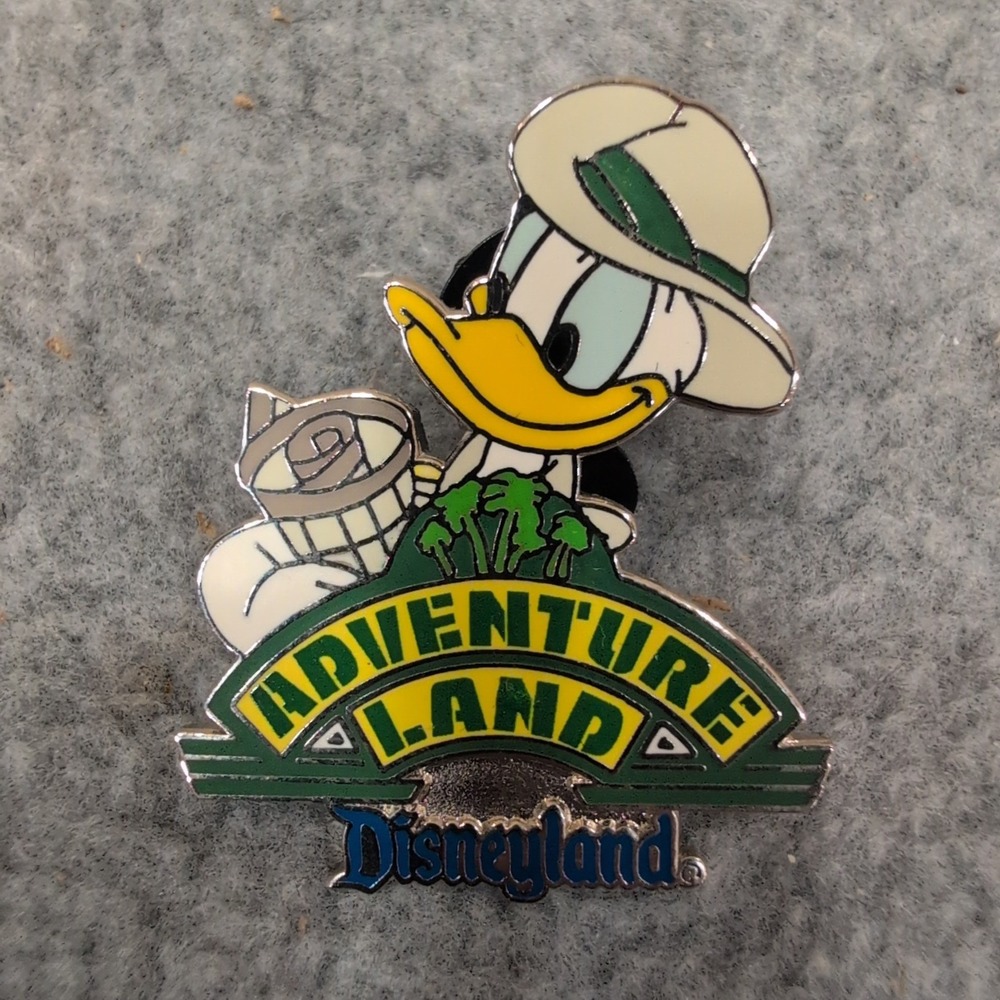 Disney Pin 2004 Donald Duck Adventureland Disneyland Safari Enamel Trading Pin - Picture 1 of 4